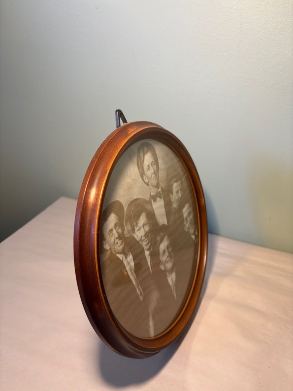 Round Hard Plastic Vintage Photo Frame - Picture 2 of 10